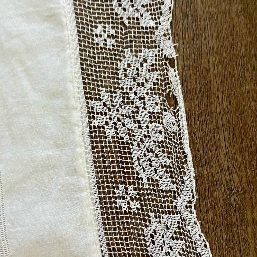 White Lace Trimmed Tablecloth 22/24 inches